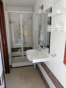 Et badeværelse på Appartamento al centro di Budoni