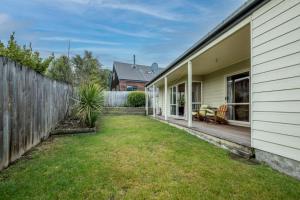 une arrière-cour d'une maison avec une clôture en bois dans l'établissement 42b Conical Hill Road, à Hanmer Springs