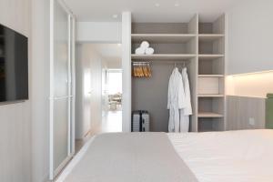 Postel nebo postele na pokoji v ubytování Een designappartement met zijdelings zicht op zee