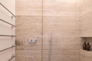 Koupelna v ubytování Een designappartement met zijdelings zicht op zee