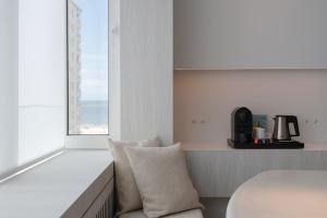 Postel nebo postele na pokoji v ubytování Een designappartement met zijdelings zicht op zee
