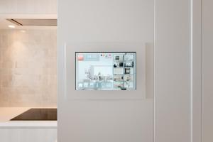 TV a/nebo společenská místnost v ubytování Een designappartement met zijdelings zicht op zee