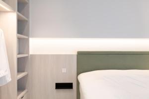 Postel nebo postele na pokoji v ubytování Een designappartement met zijdelings zicht op zee