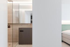 Postel nebo postele na pokoji v ubytování Een designappartement met zijdelings zicht op zee