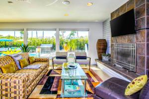 Una sala de estar con un sofá y una chimenea. en Meet Me in Palm Springs! Permit# 4146, en Palm Springs