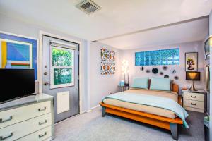 Un dormitorio con una cama y un televisor de pantalla plana. en Meet Me in Palm Springs! Permit# 4146, en Palm Springs 23 fotos más