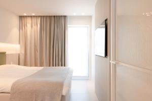 Postel nebo postele na pokoji v ubytování Een designappartement met zijdelings zicht op zee