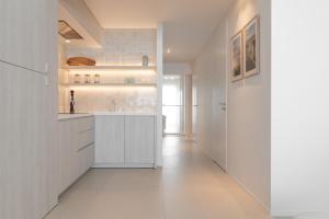 Kuchyň nebo kuchyňský kout v ubytování Een designappartement met zijdelings zicht op zee