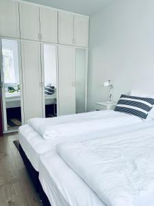 Postel nebo postele na pokoji v ubytování Day Dream Soleyjargata Rooms & Apartments