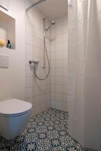 La salle de bains est pourvue d'une douche et de toilettes. dans l'établissement Villa Pineta, à Fusio