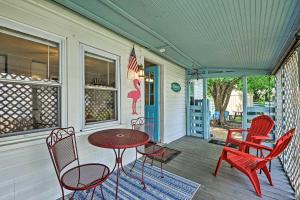 patio con tavolo e sedie sotto il portico di The Blue Crab Cottage - 3 Blocks From The Beach! a Colonial Beach
