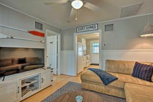 un soggiorno con divano e TV a schermo piatto di The Blue Crab Cottage - 3 Blocks From The Beach! a Colonial Beach