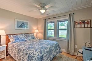 una camera con letto e ventilatore a soffitto di The Blue Crab Cottage - 3 Blocks From The Beach! a Colonial Beach