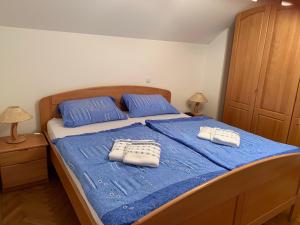 1 dormitorio con 1 cama con 2 toallas en Wine House, Zidanica Gruden en Novo Mesto