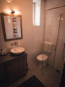 Koupelna v ubytování Apartments STARI TIGER