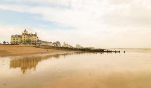 un edificio en un muelle junto a la playa en Beautiful Victorian Terraced House en Eastbourne