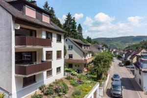 a view of a street in a town with houses at Rheintal-Ferien - 90 qm Ferienwohnung mit Wine & Style - Dein Urlaub am Rhein in Niederheimbach