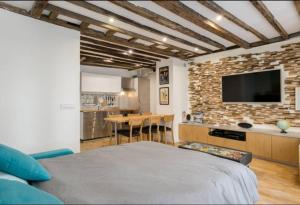TV a/nebo společenská místnost v ubytování Relais Cocorico "Oeuf" Family Suite with AC