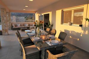 a dining room with a table and chairs at Villa Darymine in Skala Kefalonias