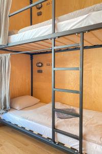 Krevet ili kreveti na sprat u jedinici u okviru objekta Schöndorf Hostel - virtual reception