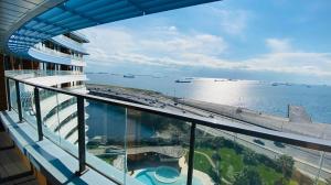 uma vista para o oceano a partir de uma varanda de um edifício em Luxury 2 Room Suite Apartment With Seaview In Center em Istambul
