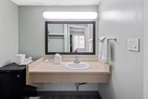 Een badkamer bij Vagabond Inn Glendale