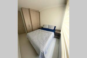 Un pat sau paturi într-o cameră la Estrene apto VIP en el mejor condominio campestre 753