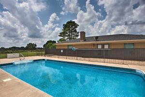 Kolam renang di atau dekat dengan Pet-Friendly Efficiency Cottage with Pool!