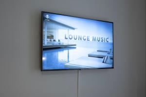 una TV a schermo piatto appesa a un muro di Hotel Lemonade a Göteborg