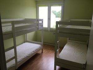 two bunk beds in a room with a window at Maison de vacances avec Spa et sauna à Commequiers, 12 à 14 personnes in Commequiers