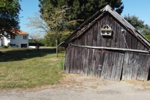 an old barn with a bird cage on the side of it at Maison de vacances avec Spa et sauna à Commequiers, 12 à 14 personnes in Commequiers