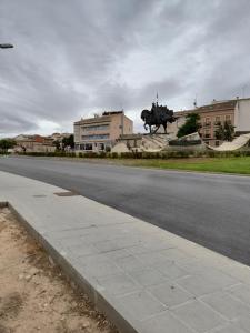 uma rua da cidade com uma estátua de dois cavalos num cavalo em TOLETUM low cost LOFTS diáfanos o 2dormitorios PARKING Municipal Gratis al aire libre a 100m em Toledo