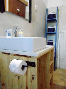 um lavatório de casa de banho com um rolo de papel higiénico por baixo em Suão Retiro Alentejano em Amieira