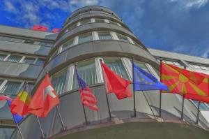 um grupo de bandeiras na lateral de um edifício em Hotel & Resort Bon Bon em Skopje