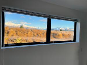 Vista generica sulle montagne o vista sulle montagne dall'interno dell'agriturismo