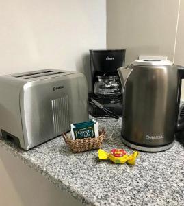 Sadržaji za pripremu kafe i čaja u objektu Penguins Flats 5