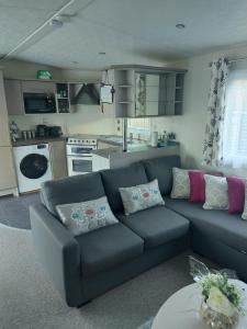 Zona de estar de Summer Lodge luxury caravan in Hastings free WiFi
