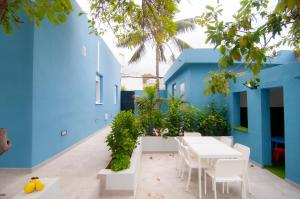 Casa azul con mesa blanca y sillas en La Huerta de Manuel, en Tejina