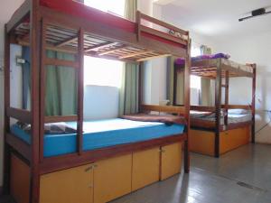 una habitación con dos literas en una habitación en Wally's House Hostel, en Belo Horizonte