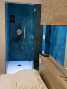 een slaapkamer met een douche en een glazen deur bij Hotel Neps in Lido di Jesolo