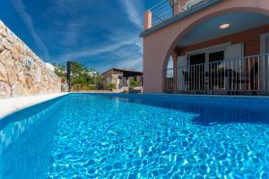 La alberca dentro o cerca de Villa MALI RAJ