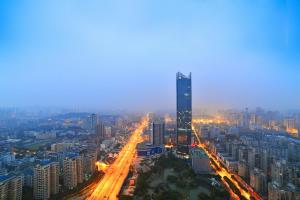 una ciudad de noche con un edificio alto y tráfico en InterContinental Fuzhou, en Fuzhou