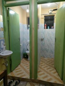 een badkamer met een toilet, een douche en een wastafel bij Alken Homes - One Bedroom, Naivasha in Naivasha