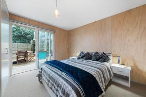 Gallery image of Rippling Waves Lookout - Raumati South Home in Raumati South