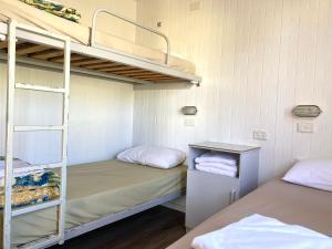 En eller flere senge i et værelse på Holbrook Motor Village