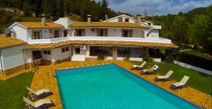 una vista aérea de una casa con piscina en Hotel Paraiso de Bujaraiza, en Coto Ríos