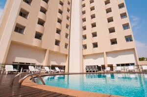een hotelzwembad voor een gebouw bij Blue Tree Towers All Suites Santo André in Santo André