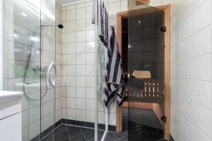 a bathroom with a shower with a glass door at Hemsedal-leilighet med 3 soverom, 2 bad og badstue in Hemsedal