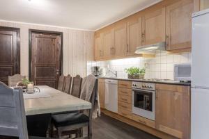 O bucătărie sau chicinetă la Hemsedal-leilighet med 3 soverom, 2 bad og badstue