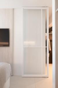 TV a/nebo společenská místnost v ubytování Een designappartement met zijdelings zicht op zee